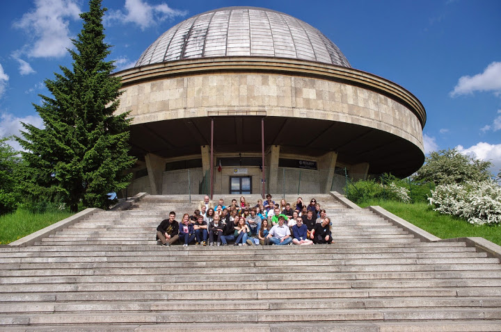 Uczestnicy seminarium na schodach Planetarium Śląskiego w Chorzowie