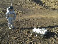 Łazik i astronauta na powierzchni Marsa – wizja artystyczna