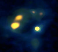 Gęste obłoki molekularne w Czułkach. Okrągły żółty obiekt blisko centrum może być pierwszym znanym nam przykładem powstającej gromady kulistej.