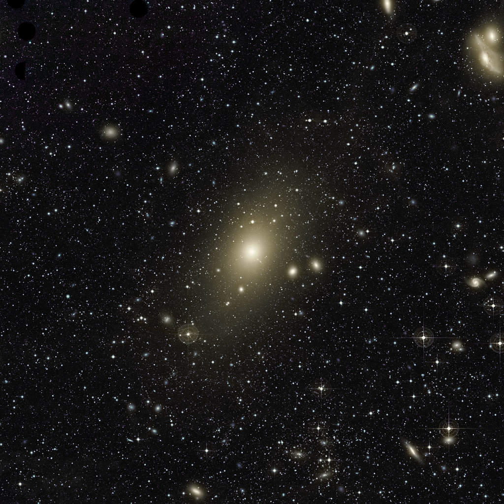Nadwyżka światła w prawej górnej części tego halo oraz ruch mgławic planetarnych wewnątrz galaktyki to pozostałości po galaktyce średniej wielkości, która niedawno zderzyła się z M87.