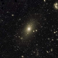 Nadwyżka światła w prawej górnej części tego halo oraz ruch mgławic planetarnych wewnątrz galaktyki to pozostałości po galaktyce średniej wielkości, która niedawno zderzyła się z M87.