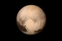 Pluton uchwycony przez sondę New Horizons w lipcu 2015 roku.
